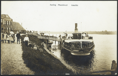 17288 Gezicht op de Lekdijk te Ameide, tijdens het aanmeren van een stoomboot.N.B. Ameide is op 1 januari 1986 ...